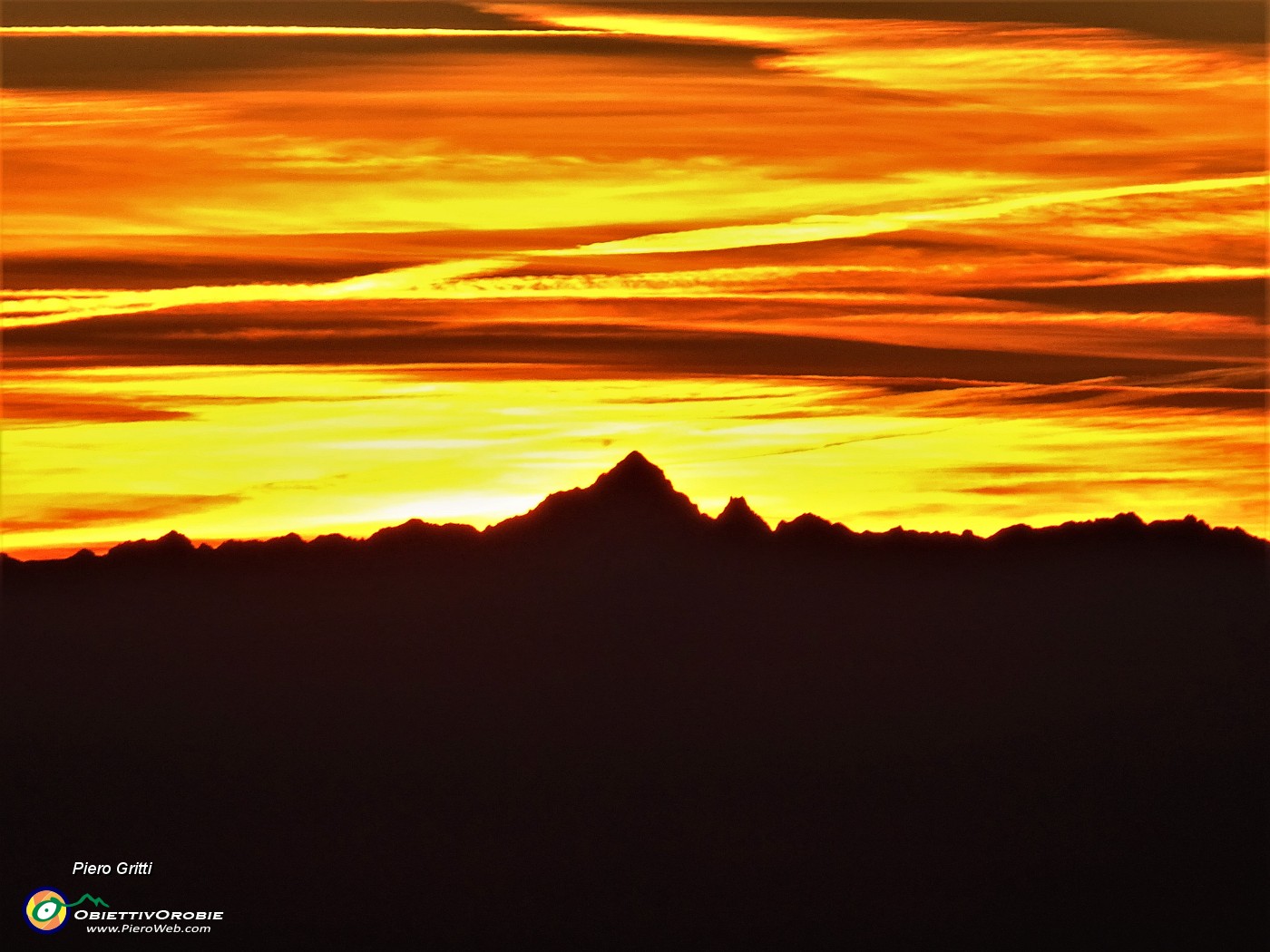 07 Spettacolare tramonto del sole sul Monviso.JPG